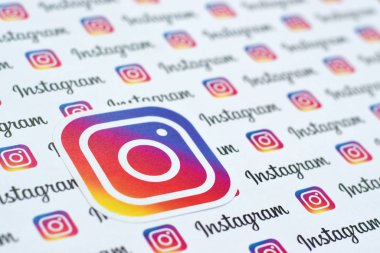 Küçük instagram logoları ve yazıtlarla kağıda basılmış Instagram deseni. Instagram, Facebook 'a ait Amerikan fotoğraf ve video paylaşım sosyal ağ servisidir.