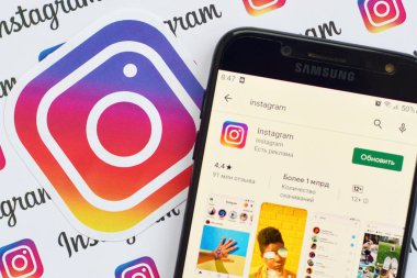 Küçük instagram logolu Samsung akıllı telefon ekranında Instagram uygulaması. Instagram, Facebook Inc. 'nin Amerikan fotoğraf ve video paylaşım sosyal ağ hizmeti.