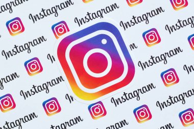 Küçük instagram logoları ve yazıtlarla kağıda basılmış Instagram deseni. Instagram, Facebook 'a ait Amerikan fotoğraf ve video paylaşım sosyal ağ servisidir.