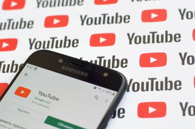 Samsung akıllı telefon ekranında küçük youtube logoları ve yazıtları olan bir Youtube uygulaması. Youtube, Google 'ın yan kuruluşu ve Amerika' nın en popüler video paylaşım platformudur.