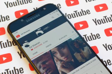 Ed Sheeran resmi youtube kanalı Pape 'deki akıllı telefon ekranında
