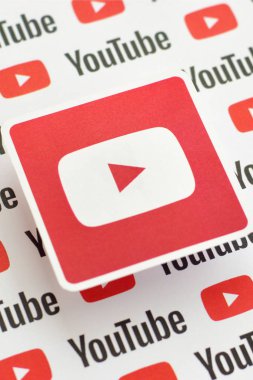 Youtube logo etiketi kağıda basılmış küçük youtube logoları ve yazıtlar. Youtube, Google 'ın yan kuruluşu ve Amerika' nın en popüler video paylaşım platformudur.