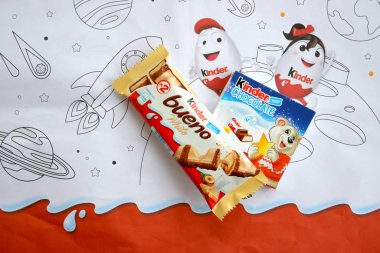 Çocuklar için Kinder Çikolata küçük kutu ve Ferrero Spa 'nın yaptığı bueno beyaz çikolata. Kinder, çok uluslu imalatçı Ferrero 'nun bir markasıdır.