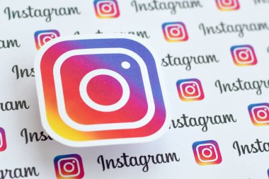 Küçük instagram logoları ve yazıtlarla kağıda basılmış Instagram deseni. Instagram, Facebook 'a ait Amerikan fotoğraf ve video paylaşım sosyal ağ servisidir.