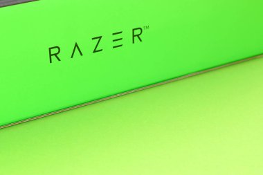 Razer Goliathus Hız Oyunları yeşil fare altlığı ve logolu kutu. Razer küresel oyun donanım imalat şirketinin yanı sıra bir esport ve finans hizmetleri