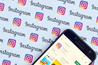 Küçük instagram logolu Samsung akıllı telefon ekranında Instagram uygulaması. Instagram, Facebook Inc. 'nin Amerikan fotoğraf ve video paylaşım sosyal ağ hizmeti.