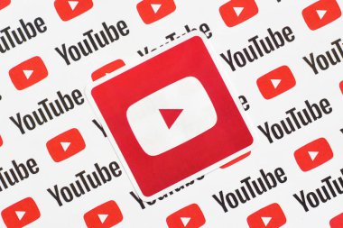 Youtube logo etiketi kağıda basılmış küçük youtube logoları ve yazıtlar. Youtube, Google 'ın yan kuruluşu ve Amerika' nın en popüler video paylaşım platformudur.