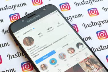 Akıllı telefon ekranında Taylor Swift resmi instagram hesabı 