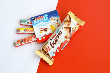 Çocuklar için Kinder Çikolata küçük kutu ve Ferrero Spa 'nın yaptığı bueno beyaz çikolata. Kinder, çok uluslu imalatçı Ferrero 'nun bir markasıdır.