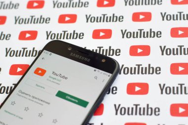 Samsung akıllı telefon ekranında küçük youtube logoları ve yazıtları olan bir Youtube uygulaması. Youtube, Google 'ın yan kuruluşu ve Amerika' nın en popüler video paylaşım platformudur.