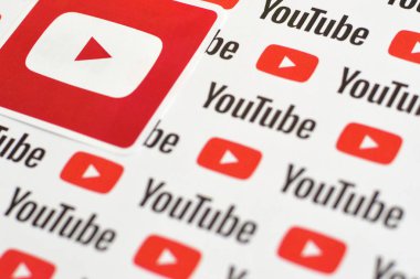 Youtube logo etiketi kağıda basılmış küçük youtube logoları ve yazıtlar. Youtube, Google 'ın yan kuruluşu ve Amerika' nın en popüler video paylaşım platformudur.