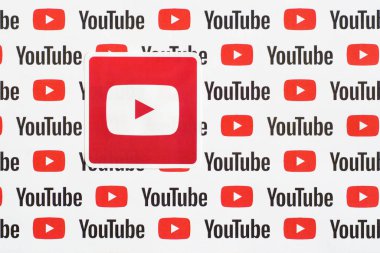 Youtube logo etiketi kağıda basılmış küçük youtube logoları ve yazıtlar. Youtube, Google 'ın yan kuruluşu ve Amerika' nın en popüler video paylaşım platformudur.