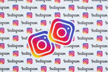 Küçük instagram logoları ve yazıtlarla kağıda basılmış Instagram deseni. Instagram, Facebook 'a ait Amerikan fotoğraf ve video paylaşım sosyal ağ servisidir.