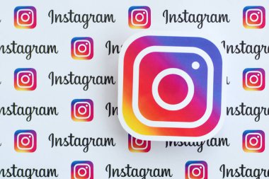 Küçük instagram logoları ve yazıtlarla kağıda basılmış Instagram deseni. Instagram, Facebook 'a ait Amerikan fotoğraf ve video paylaşım sosyal ağ servisidir.