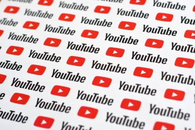 Küçük youtube logoları ve yazıtlarla kağıda basılmış Youtube deseni. Youtube, Google 'ın yan kuruluşu ve Amerika' nın en popüler video paylaşım platformudur.