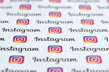 Küçük instagram logoları ve yazıtlarla kağıda basılmış Instagram deseni. Instagram, Facebook 'a ait Amerikan fotoğraf ve video paylaşım sosyal ağ servisidir.