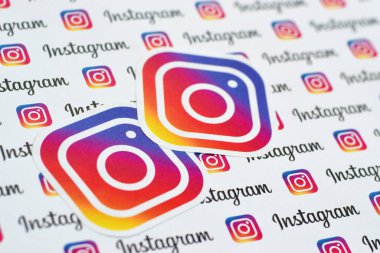 Küçük instagram logoları ve yazıtlarla kağıda basılmış Instagram deseni. Instagram, Facebook 'a ait Amerikan fotoğraf ve video paylaşım sosyal ağ servisidir.