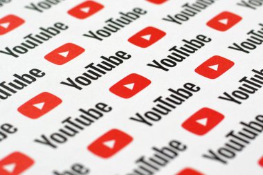 Küçük youtube logoları ve yazıtlarla kağıda basılmış Youtube deseni. Youtube, Google 'ın yan kuruluşu ve Amerika' nın en popüler video paylaşım platformudur.