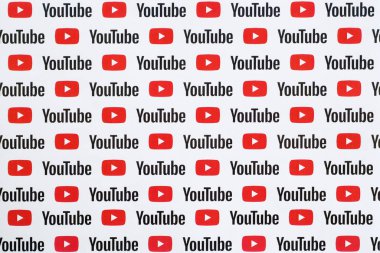 Küçük youtube logoları ve yazıtlarla kağıda basılmış Youtube deseni. Youtube, Google 'ın yan kuruluşu ve Amerika' nın en popüler video paylaşım platformudur.