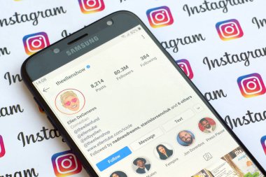 Ellen Degeneres akıllı telefon ekranında resmi instagram hesabı 