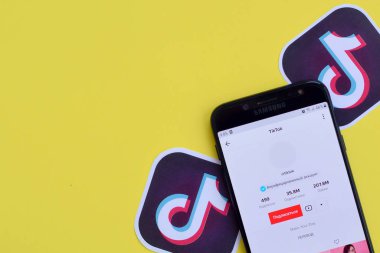 Samsung akıllı telefon ekranındaki Tiktok uygulaması sarı arka planda. Tiktok Bytedance 'in sahip olduğu popüler bir video paylaşım sosyal ağ hizmetidir.