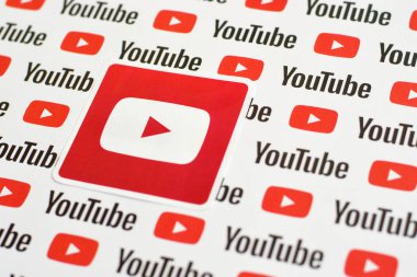 Youtube logo etiketi kağıda basılmış küçük youtube logoları ve yazıtlar. Youtube, Google 'ın yan kuruluşu ve Amerika' nın en popüler video paylaşım platformudur.