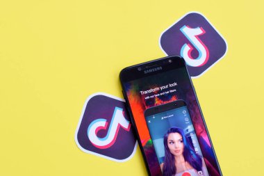 Samsung akıllı telefon ekranındaki Tiktok uygulaması sarı arka planda. Tiktok Bytedance 'in sahip olduğu popüler bir video paylaşım sosyal ağ hizmetidir.