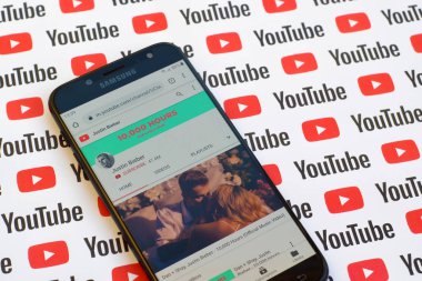 Justin Bieber resmi youtube kanalı kağıt youtube arka planında akıllı telefon ekranında.