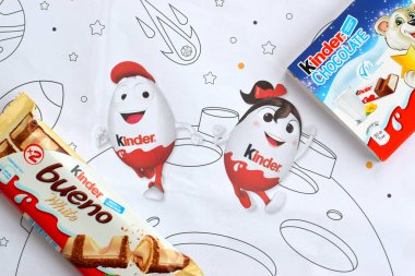Çocuklar için Kinder Çikolata küçük kutu ve Ferrero Spa 'nın yaptığı bueno beyaz çikolata. Kinder, çok uluslu imalatçı Ferrero 'nun bir markasıdır.