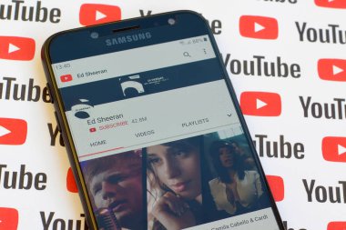Ed Sheeran resmi youtube kanalı Pape 'deki akıllı telefon ekranında