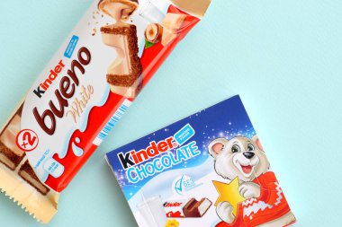 Çocuklar için Kinder Çikolata küçük kutu ve Ferrero Spa 'nın yaptığı bueno beyaz çikolata. Kinder, çok uluslu imalatçı Ferrero 'nun bir markasıdır.