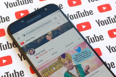 Felipe Neto resmi youtube kanalı akıllı telefon ekranında