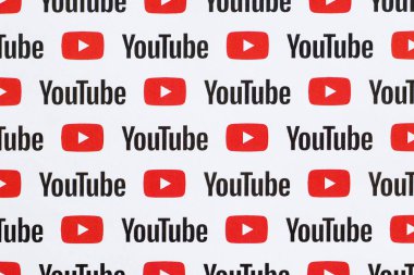 Küçük youtube logoları ve yazıtlarla kağıda basılmış Youtube deseni. Youtube, Google 'ın yan kuruluşu ve Amerika' nın en popüler video paylaşım platformudur.