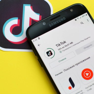 Tiktok uygulaması sarı arka planda Samsung akıllı telefon ekranında oyun piyasasında. Tiktok Bytedance 'in sahip olduğu popüler bir video paylaşım sosyal ağ hizmetidir.