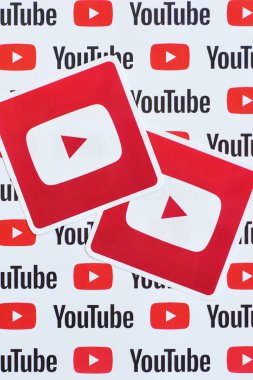 Youtube logo etiketi kağıda basılmış küçük youtube logoları ve yazıtlar. Youtube, Google 'ın yan kuruluşu ve Amerika' nın en popüler video paylaşım platformudur.