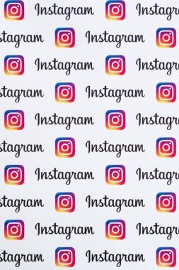 Küçük instagram logoları ve yazıtlarla kağıda basılmış Instagram deseni. Instagram, Facebook 'a ait Amerikan fotoğraf ve video paylaşım sosyal ağ servisidir.