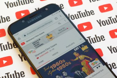 O Maroo Filmi Gaane resmi youtube kanalı akıllı telefon sahnesinde