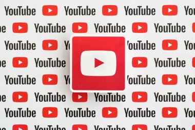 Youtube logo etiketi kağıda basılmış küçük youtube logoları ve yazıtlar. Youtube, Google 'ın yan kuruluşu ve Amerika' nın en popüler video paylaşım platformudur.