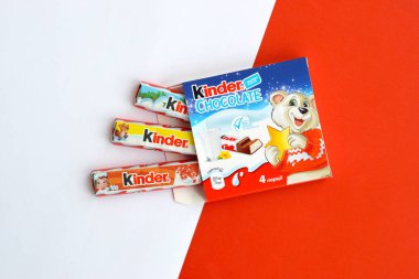 Ferrero Spa 'nın yaptığı Kinder Çikolatalı küçük kutu. Kinder, çok uluslu İtalyan şekerleme üreticisi Ferrero 'nun markasıdır.