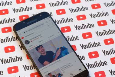 Holasogerman resmi youtube kanalı kağıt youtube arka planında akıllı telefon ekranında.