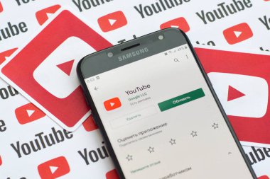 Samsung akıllı telefon ekranında küçük youtube logoları ve yazıtları olan bir Youtube uygulaması. Youtube, Google 'ın yan kuruluşu ve Amerika' nın en popüler video paylaşım platformudur.