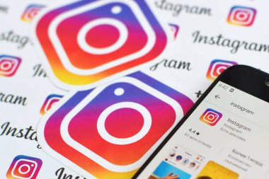 Küçük instagram logolu Samsung akıllı telefon ekranında Instagram uygulaması. Instagram, Facebook Inc. 'nin Amerikan fotoğraf ve video paylaşım sosyal ağ hizmeti.
