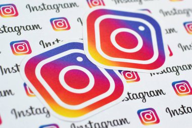 Küçük instagram logoları ve yazıtlarla kağıda basılmış Instagram deseni. Instagram, Facebook 'a ait Amerikan fotoğraf ve video paylaşım sosyal ağ servisidir.