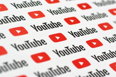 Küçük youtube logoları ve yazıtlarla kağıda basılmış Youtube deseni. Youtube, Google 'ın yan kuruluşu ve Amerika' nın en popüler video paylaşım platformudur.