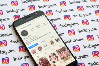 Victorias Secret resmi instagram hesabı kağıt instagram pankartıyla akıllı telefon ekranında.