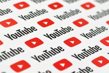 Küçük youtube logoları ve yazıtlarla kağıda basılmış Youtube deseni. Youtube, Google 'ın yan kuruluşu ve Amerika' nın en popüler video paylaşım platformudur.