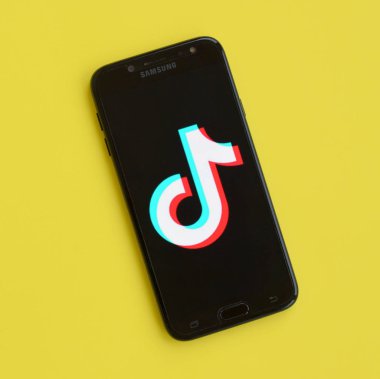 Samsung akıllı telefon ekranında sarı arka planda Tiktok logosu. Tiktok Bytedance 'in sahip olduğu popüler bir video paylaşım sosyal ağ hizmetidir.