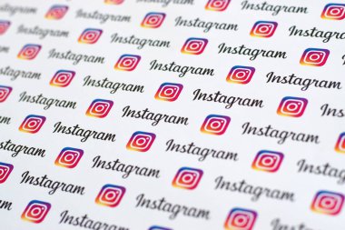 Küçük instagram logoları ve yazıtlarla kağıda basılmış Instagram deseni. Instagram, Facebook 'a ait Amerikan fotoğraf ve video paylaşım sosyal ağ servisidir.