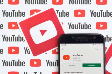 Samsung akıllı telefon ekranında küçük youtube logoları ve yazıtları olan bir Youtube uygulaması. Youtube, Google 'ın yan kuruluşu ve Amerika' nın en popüler video paylaşım platformudur.