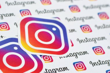 Küçük instagram logoları ve yazıtlarla kağıda basılmış Instagram deseni. Instagram, Facebook 'a ait Amerikan fotoğraf ve video paylaşım sosyal ağ servisidir.